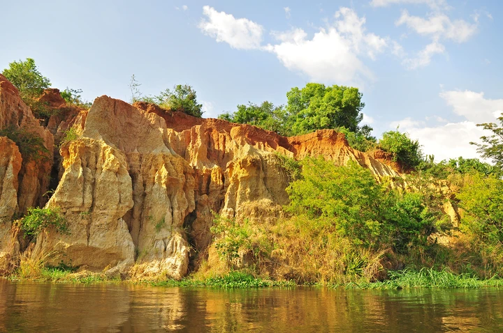 The cliffs against the Nile River