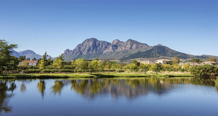 Desfrute das vistas serenas que a região das Vinhas do Cabo tem a oferecer
